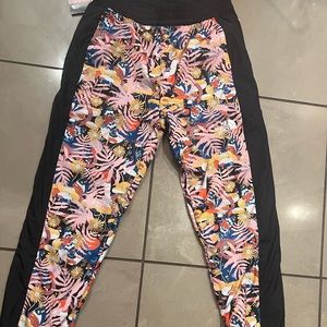 North Face women printed hydrenaline  2000 wind jogger pants size small.